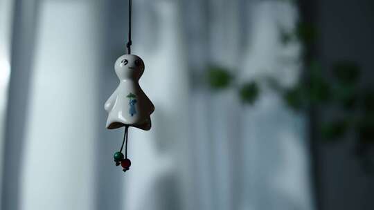 夜晚窗边晴天娃娃孤独伤感情绪视频素材模板下载