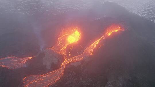 航拍火山口熔岩