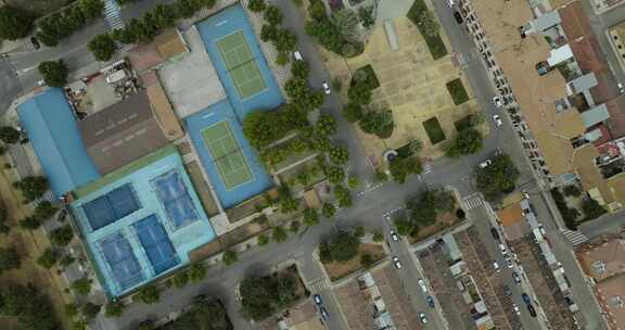西班牙，带网球场和公园的城市景观鸟瞰图。
