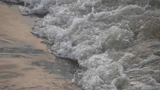 河流 流水 水面 奔流 江河 波涛 波浪翻滚视频素材模板下载