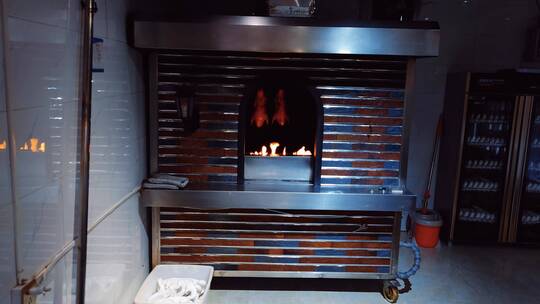 挂炉里被炉火烤制的烤鸭
