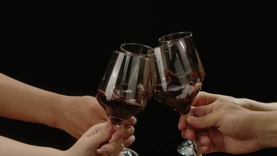 红酒碰杯 多人聚会喝红酒葡萄酒 合作庆祝