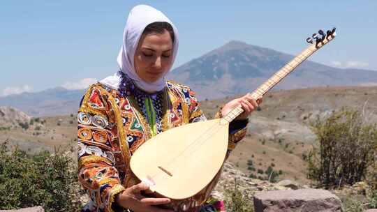 年轻女孩穿着土耳其传统服装和Baglam