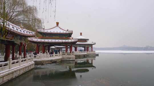 北京北海公园五龙亭的自然风光