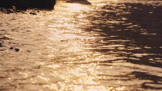阳光照耀波光粼粼水面