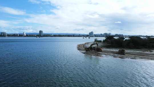 在岛屿边缘工作的大型采矿机器从海洋划船通道挖沙。H