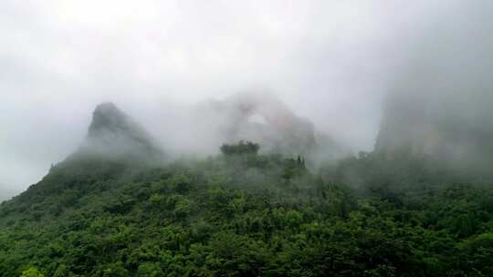 航拍雨后阳朔月亮山景区云雾缭绕