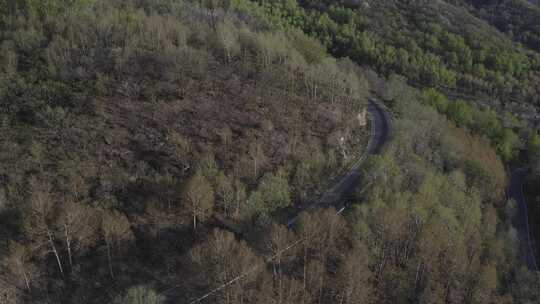 航拍汽车行驶在山路上