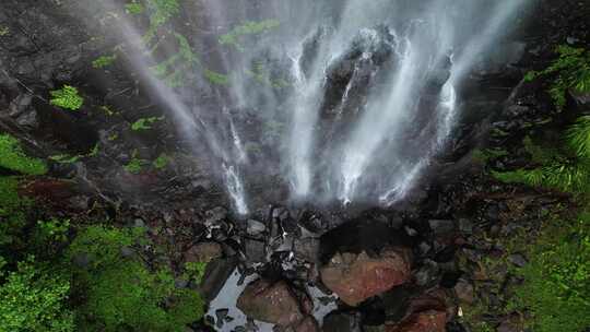 沿着瀑布攀登，深入热带雨林旅游景点。电影视频素材模板下载