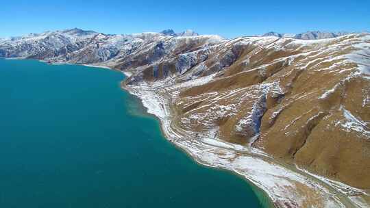 航拍西藏冬季羊卓雍措羊湖纳木错湖水与雪山