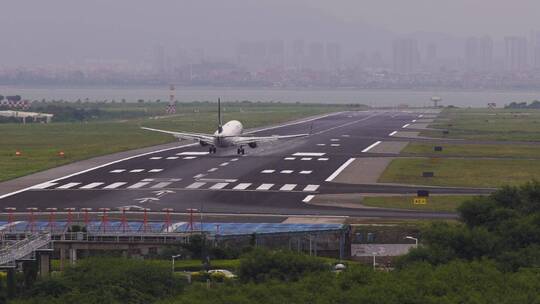 厦门高崎机场山东航空波音737跑道慢速降落视频素材模板下载