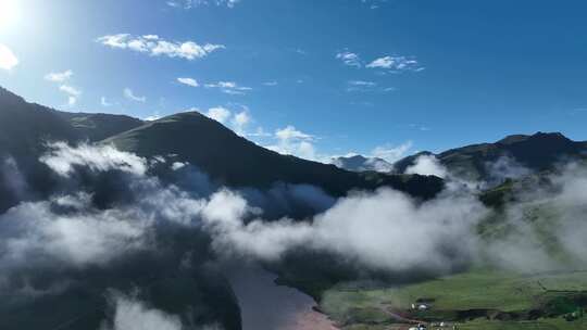 航拍青海玉树高原旅游山谷晨雾仙境云层环绕