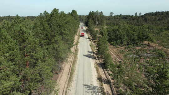 森林公路上的消防车和全地形车