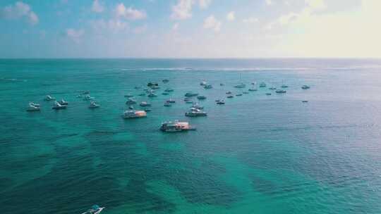 在晴朗的日子里，在靠近海岸的海上航行的船