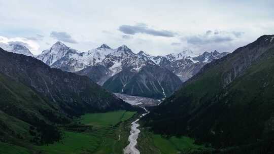 夏塔景区木札特峰昭苏伊犁雪山林场