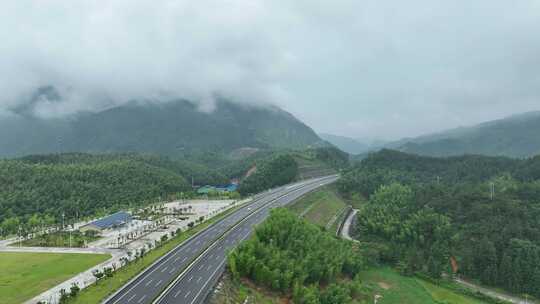 森林公路航拍雨后森林高速公路树林云雾风景