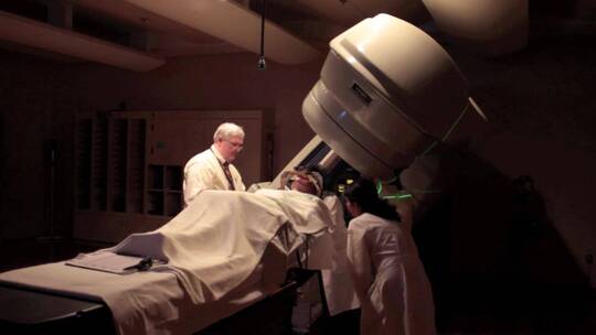 患者接受放射手术视频素材模板下载