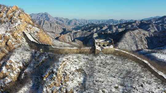 航拍雪后的北京龙泉峪长城视频素材模板下载