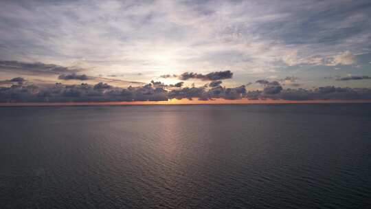 广西北海涠洲岛海边三彩沙滩日出朝霞航拍