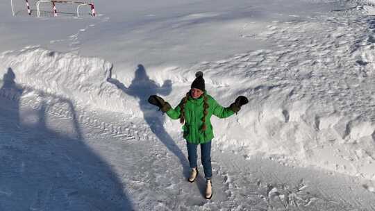 一个女人在雪地上跳舞