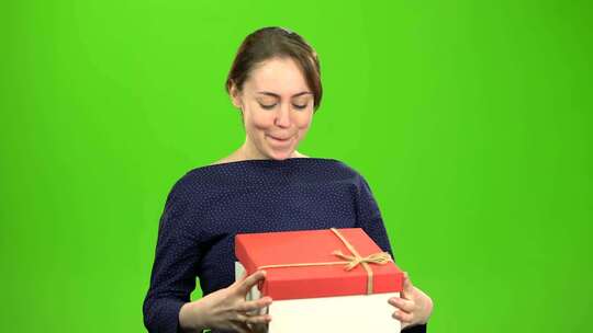 女孩对礼物很满意。绿屏视频素材模板下载