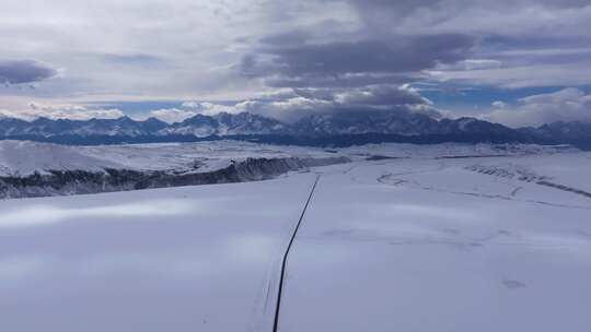 冬季新疆天山阿勒泰安集海雪山公路雪原云朵