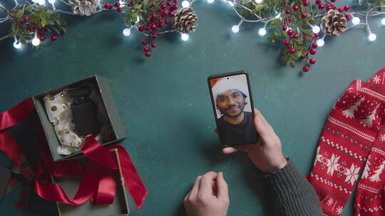 圣诞节家人使用手机视频