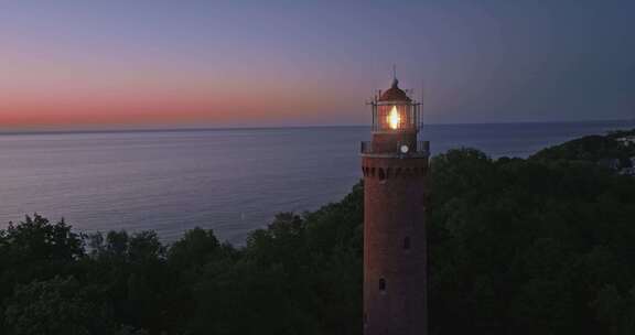 海上日落后发光的灯塔