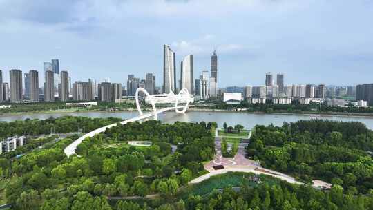 南京眼步行桥，奥体双子塔的航拍风光