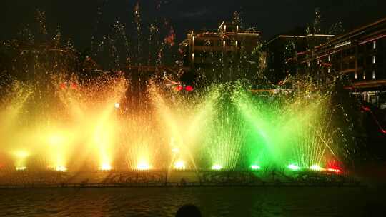 2008年黄昏时分，市中心广场的喷泉里有