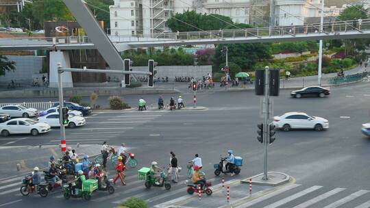 城市路口红绿灯过马路