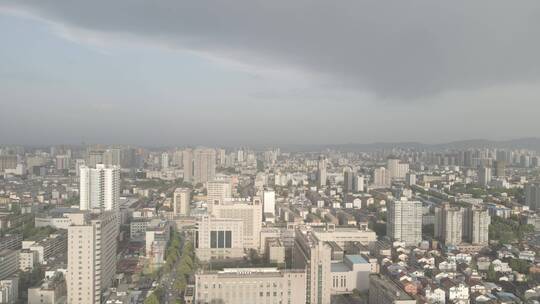 航拍暴雨来临之前的城市上空（灰片）