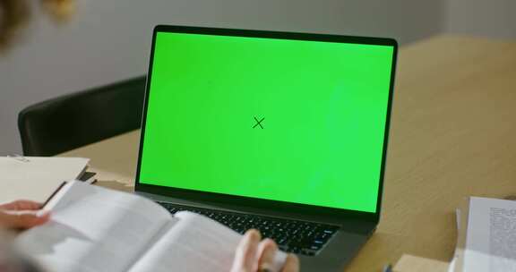 笔记本电脑，坐着，绿屏，绿屏