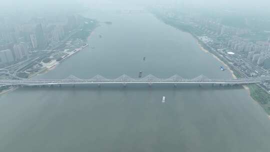 南昌朝阳大桥航拍赣江两岸阴天城市建筑风景