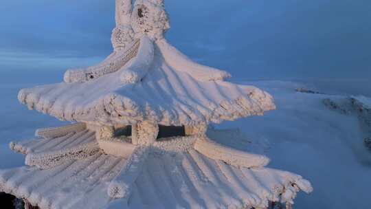 冬季寒潮降温大雪冰冻古建亭子