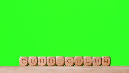 绿色屏幕背景下木制字母立方体