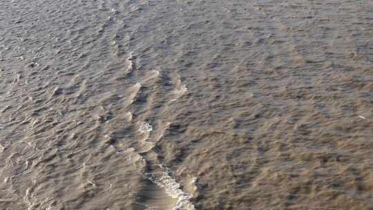 船尾浪的浑浊海水