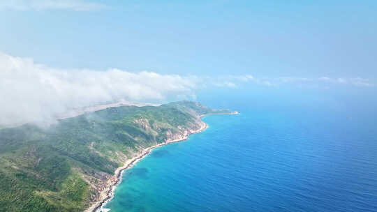 平流雾下的陡峭山悬崖和海岸线