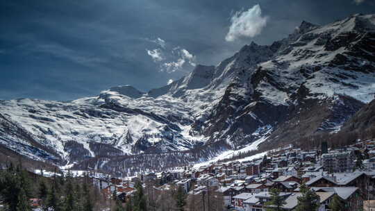 萨阿斯费阿尔卑斯山瑞士山区雪村滑雪视频素材模板下载