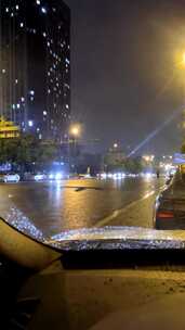 雨中夜晚，透过后视镜的公路