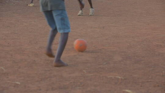非洲孩子快乐地踢足球
