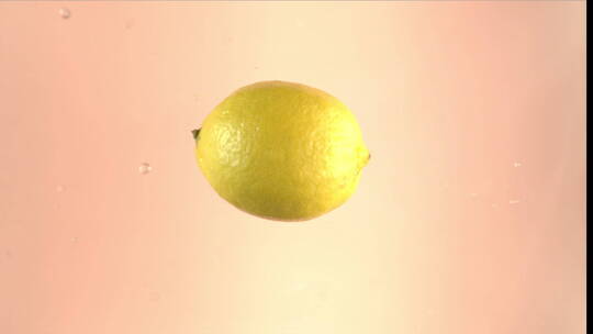 HD高速摄影俯视柠檬掉进水里