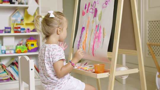 儿童画画小女孩视频素材模板下载