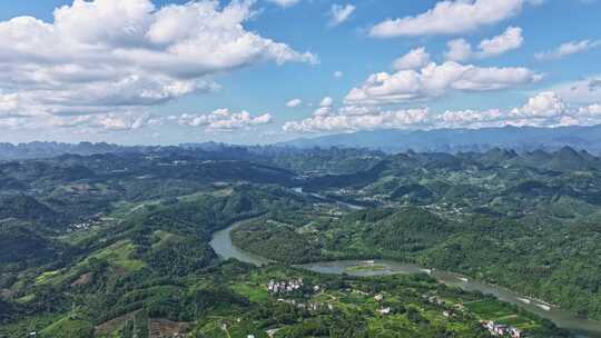 高空俯瞰山川河流的自然美景