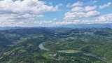 高空俯瞰山川河流的自然美景高清在线视频素材下载