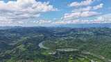 高空俯瞰山川河流的自然美景高清在线视频素材下载