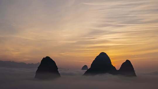 山峦间云雾缭绕的壮丽自然景观