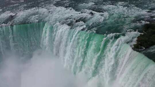 4k风景绿色湍急的瀑布水流