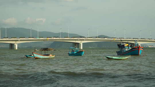 木制渔船停泊在崔老村海岸的蔡河水上，有陈