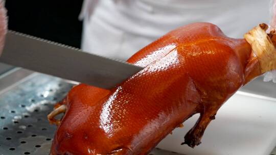 升格实拍美食制作中国美食厨师切一只烤鸭